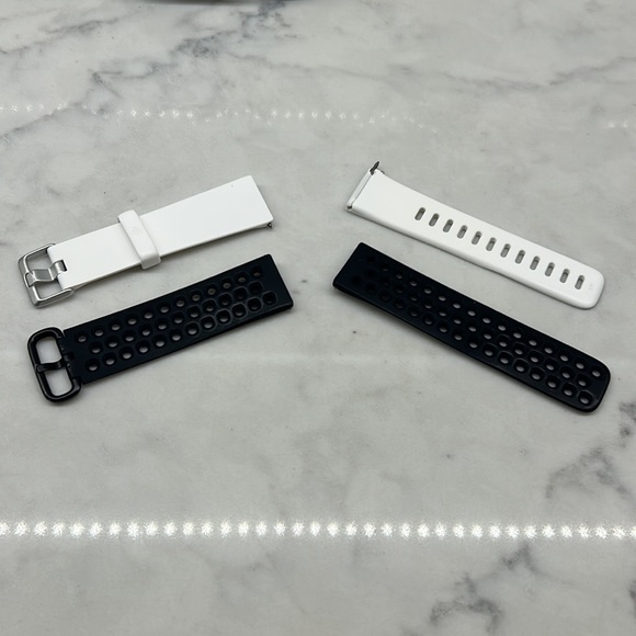 Fitbit Versa 2 Charging Cord & Replacement Bands - Picture 4 of 5